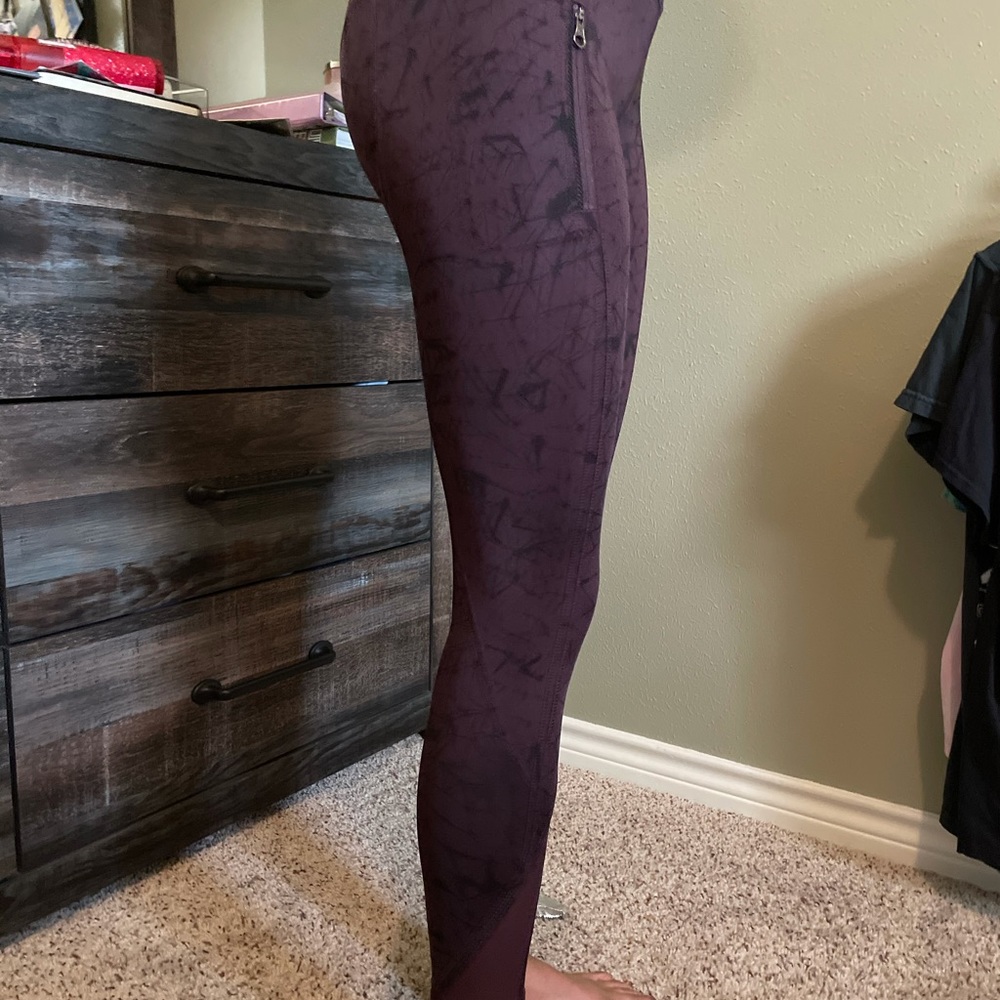 leggings the color is burgundy with with black